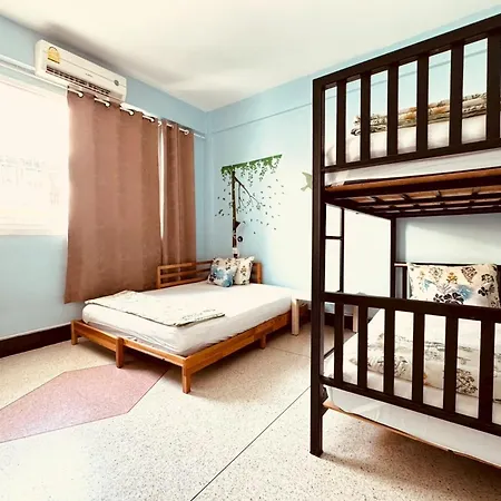 Baan Nampetch Hostel Bangkok Exterior photo