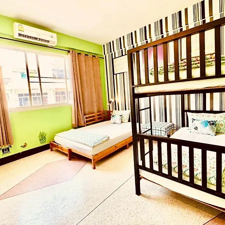 Baan Nampetch Hostel Bangkok Exterior photo