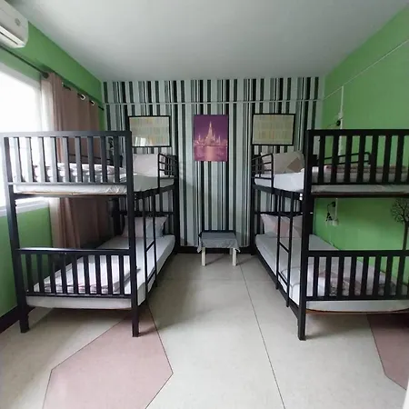 Baan Nampetch Hostel Bangkok Exterior photo